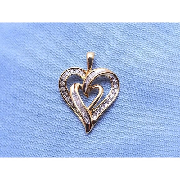 Beautiful 10K Karat Solid Yellow Gold Heart Round Diamond Charm Pendant